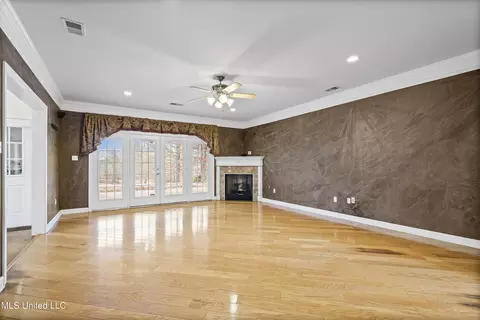 Living - 328 E Crockett Loop, Hernando, MS 38632 photo 1 of 3