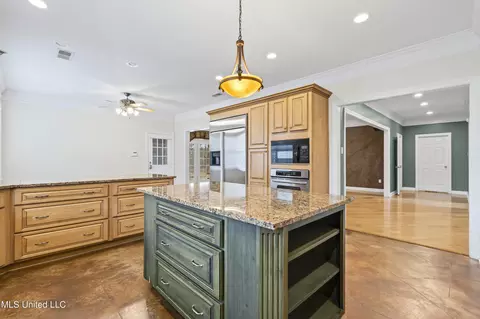Kitchen - 328 E Crockett Loop, Hernando, MS 38632 photo 3 of 4