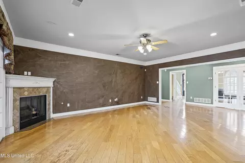 Living - 328 E Crockett Loop, Hernando, MS 38632 photo 3 of 3