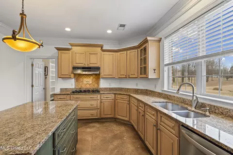 Kitchen - 328 E Crockett Loop, Hernando, MS 38632 photo 2 of 4