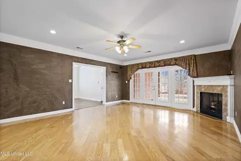 Living - 328 E Crockett Loop, Hernando, MS 38632 photo 2 of 3