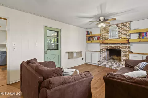 Living - 1405 Riverwood Dr, Jackson, MS 39211 photo 3 of 3