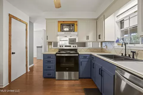 Kitchen - 1405 Riverwood Dr, Jackson, MS 39211 photo 3 of 5