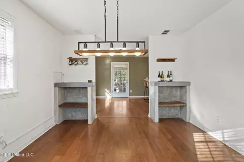 Dining - 1405 Riverwood Dr, Jackson, MS 39211 photo 2 of 3