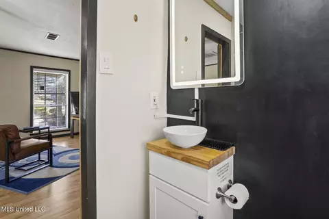 Bath - 1405 Riverwood Dr, Jackson, MS 39211 photo 4 of 5