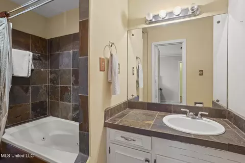 Bath - 1405 Riverwood Dr, Jackson, MS 39211 photo 2 of 5