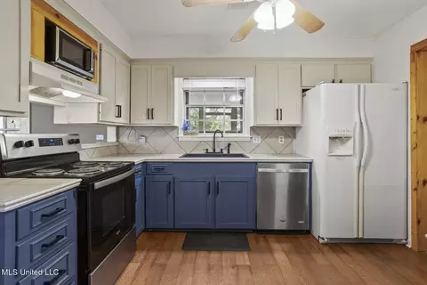 Kitchen - 1405 Riverwood Dr, Jackson, MS 39211 photo 2 of 5