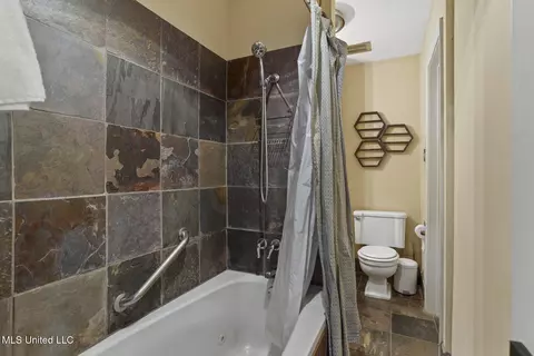 Bath - 1405 Riverwood Dr, Jackson, MS 39211 photo 1 of 5
