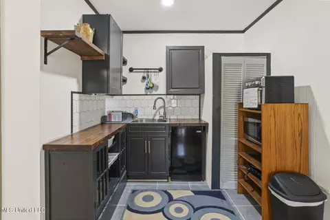 Kitchen - 1405 Riverwood Dr, Jackson, MS 39211 photo 5 of 5