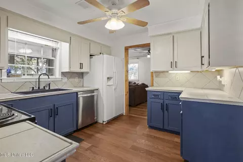 Kitchen - 1405 Riverwood Dr, Jackson, MS 39211 photo 1 of 5