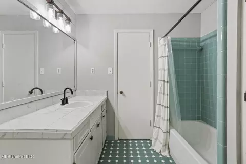 Bath - 1405 Riverwood Dr, Jackson, MS 39211 photo 3 of 5