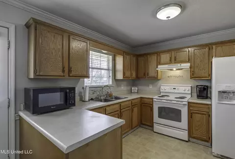 Kitchen - 575 Eaglewood Dr, Florence, MS 39073 photo 1 of 2