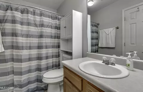 Bath - 575 Eaglewood Dr, Florence, MS 39073 photo 1 of 2