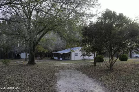627 Magnolia Rd, Lumberton, MS 39455