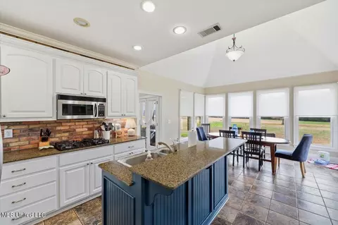 Kitchen - 298 Quail Holw, Madison, MS 39110 photo 3 of 5