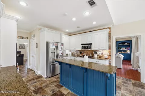 Kitchen - 298 Quail Holw, Madison, MS 39110 photo 2 of 5