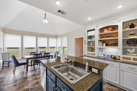 Kitchen - 298 Quail Holw, Madison, MS 39110 photo 4 of 5