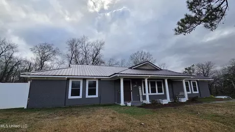 419 Vicksburg St, Edwards, MS 39066