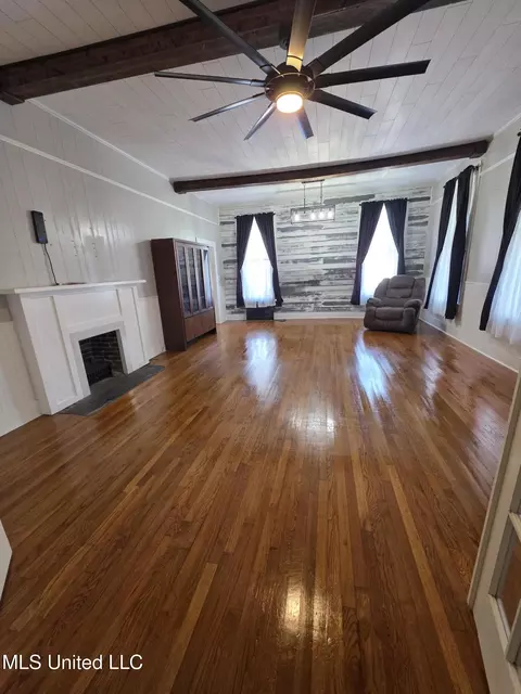Living - 1079 Beech St, Wesson, MS 39191 photo 1 of 6