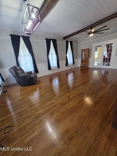 Living - 1079 Beech St, Wesson, MS 39191 photo 2 of 6