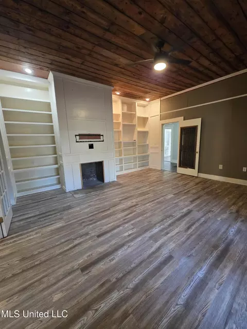 Living - 1079 Beech St, Wesson, MS 39191 photo 5 of 6
