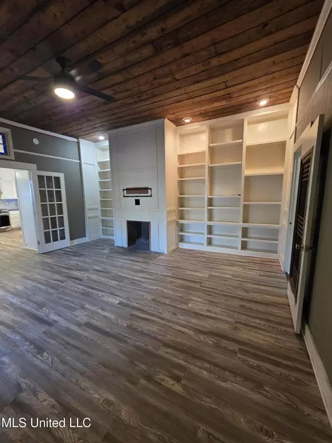 Living - 1079 Beech St, Wesson, MS 39191 photo 4 of 6