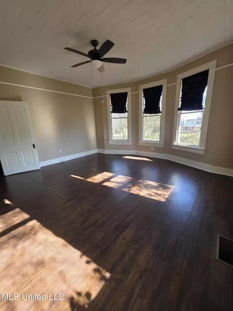 Living - 1079 Beech St, Wesson, MS 39191 photo 3 of 6