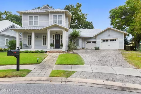 4 Mulberry Pl, Ocean Springs, MS 39564