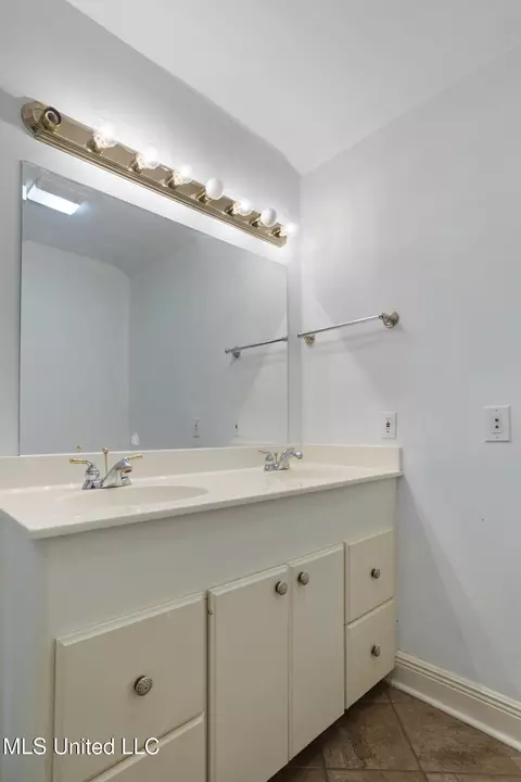 Bath - 3831 Tyrone Dr, Jackson, MS 39216 photo 3 of 4