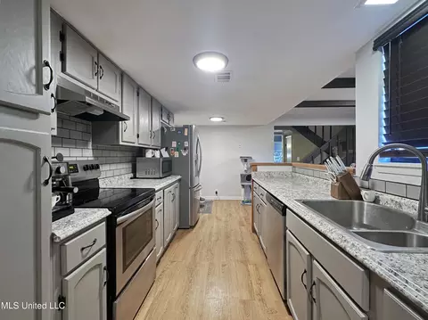 Kitchen - 349 Lakebend Dr, Brandon, MS 39042 photo 2 of 4
