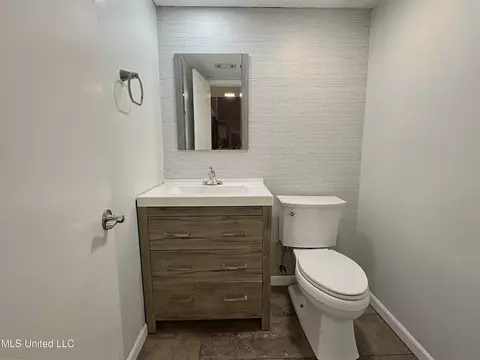 Bath - 349 Lakebend Dr, Brandon, MS 39042 photo 3 of 3
