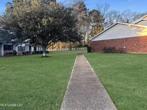 Exterior - 349 Lakebend Dr, Brandon, MS 39042 photo 4 of 10