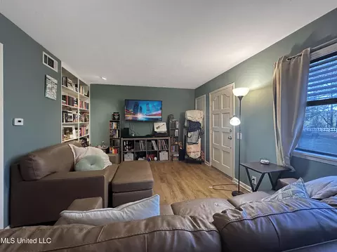 Living - 349 Lakebend Dr, Brandon, MS 39042 photo 2 of 2