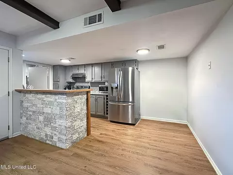 Kitchen - 349 Lakebend Dr, Brandon, MS 39042 photo 3 of 4