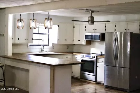 Kitchen - 1646 SW West Lincoln Dr, Brookhaven, MS 39601 photo 1 of 2