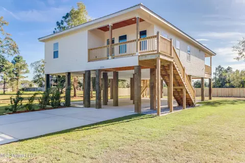 233 Farrar Ln, Waveland, MS 39576