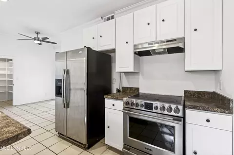 Kitchen - 6730 Alewa Pl, Diamondhead, MS 39525 photo 4 of 4