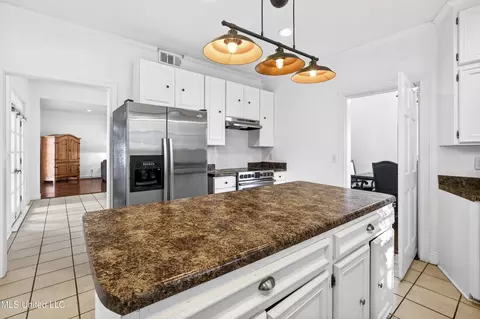 Kitchen - 6730 Alewa Pl, Diamondhead, MS 39525 photo 2 of 4