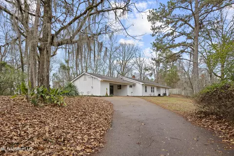 218 W Virginia Dr, Clinton, MS 39056