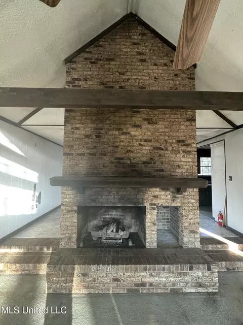 Living - 198 Lorman Ln, Madison, MS 39110 photo 3 of 5