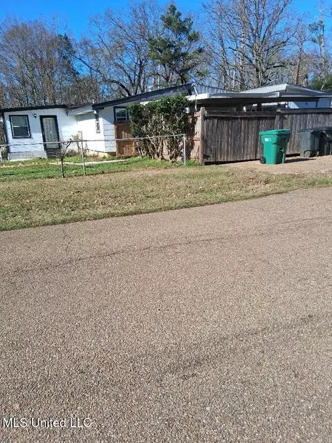 273 W Lake Dockery Dr, Byram, MS 39272