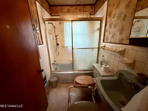 Bath - 108 Lucas St, Brookhaven, MS 39601 photo 1 of 2