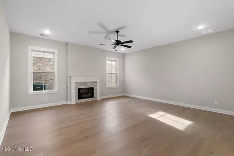 Living - 538 Bolivar Dr, Nesbit, MS 38651 photo 1 of 4