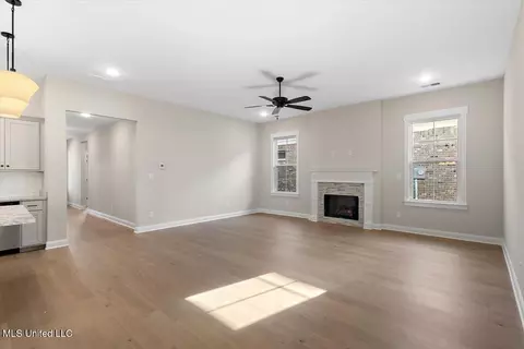 Living - 538 Bolivar Dr, Nesbit, MS 38651 photo 3 of 4
