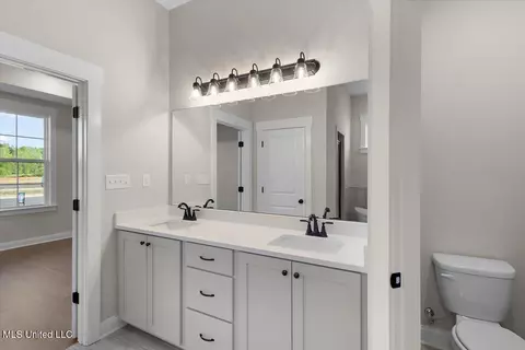 Bath - 538 Bolivar Dr, Nesbit, MS 38651 photo 2 of 5