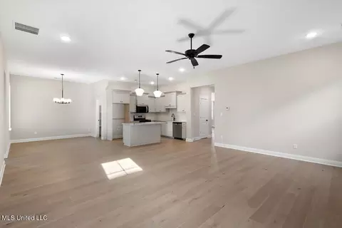 Living - 538 Bolivar Dr, Nesbit, MS 38651 photo 2 of 4