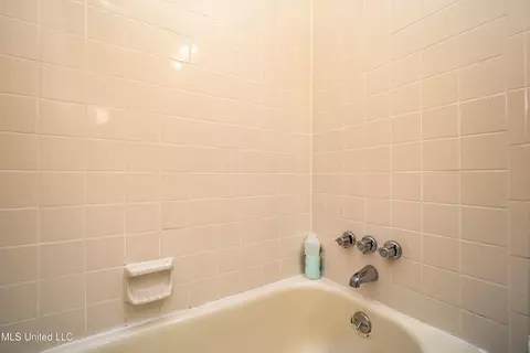 Bath - 36 Northtown Rd #B, Jackson, MS 39211 photo 3 of 3