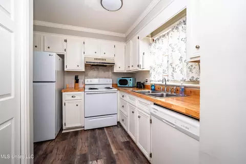 Kitchen - 36 Northtown Rd #B, Jackson, MS 39211 photo 1 of 2