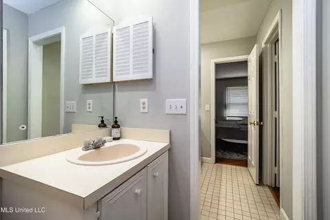 Bath - 36 Northtown Rd #B, Jackson, MS 39211 photo 1 of 3