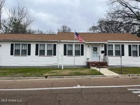 Exterior - 1013 Main St, Natchez, MS 39120 photo 5 of 6